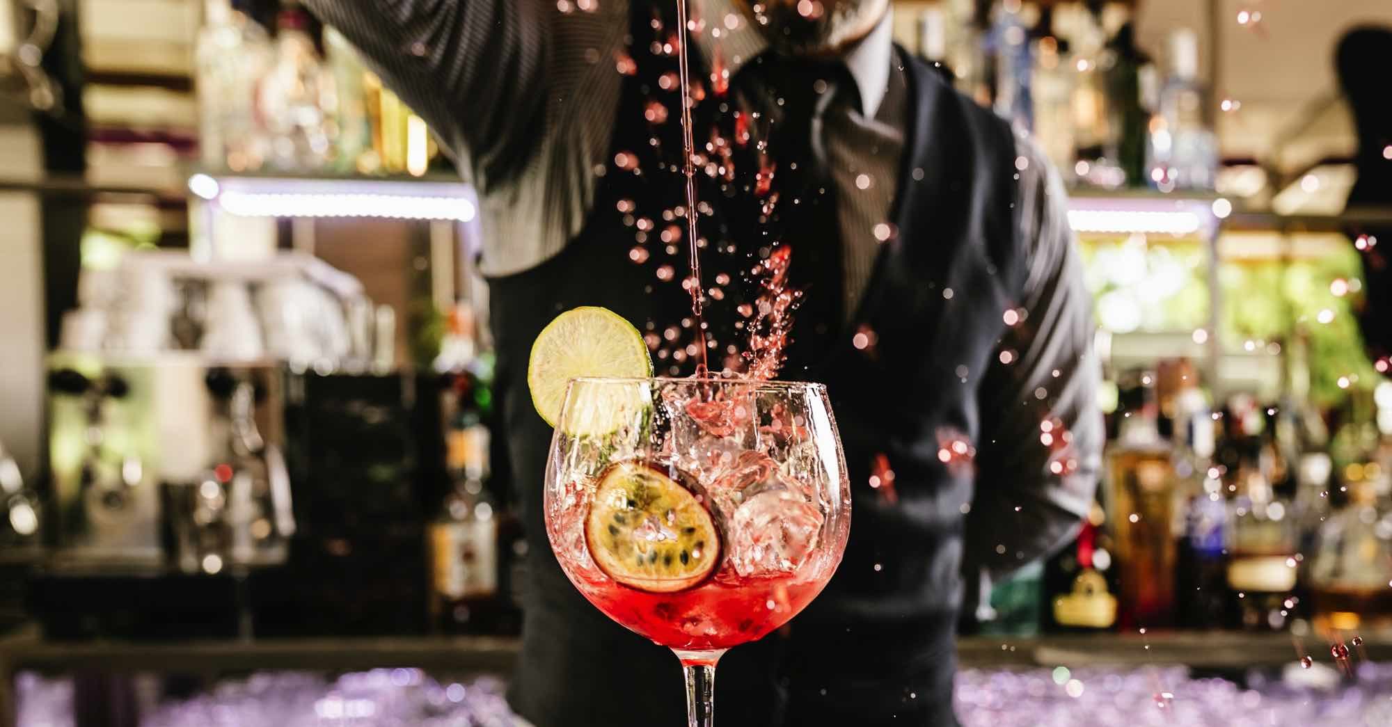 Nghề pha chế đang ng&agrave;y c&agrave;ng ph&aacute;t triển, k&eacute;o theo đ&oacute; l&agrave; nhu cầu về nguồn nh&acirc;n lực dồi d&agrave;o